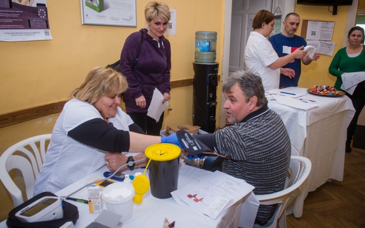 EGÉSZSÉGÜGYI DOLGOZÓKAT VÁRTÁK SZŰRŐNAPRA A CSALÁD ÉS NŐVÉDELMI KÖZPONTBA