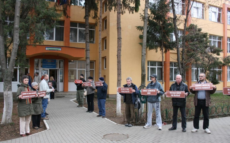 Leváltják egy marosvásárhelyi iskola vezetőit a szülők román-magyar konfliktusa miatt