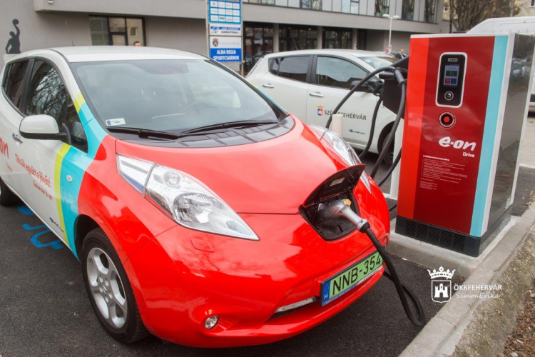 Újabb öt elektromos töltőállomás Székesfehérváron