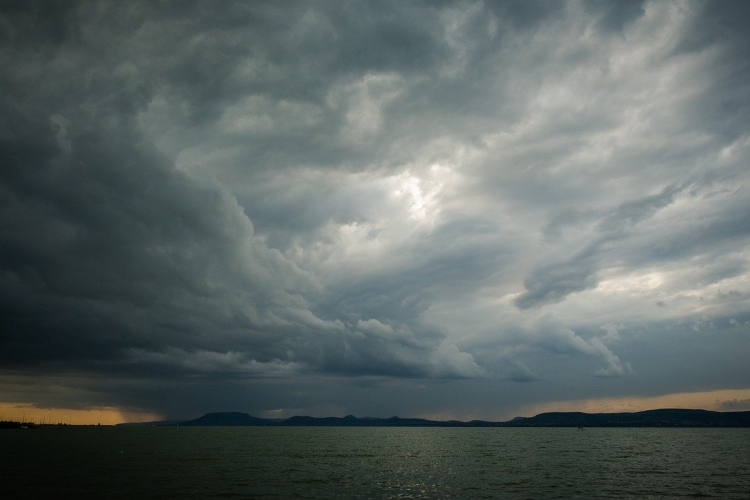 Megbillent a Balaton víztükre