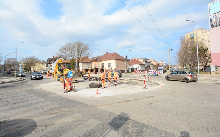 Jövő héten aszfaltoznak a Berényin az új körforgalomnál és a Zombori úton is