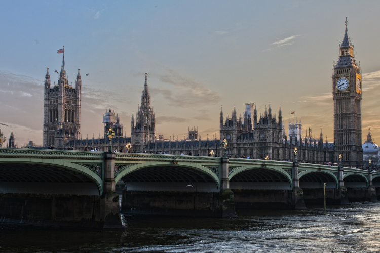 Teljesültek a további nyitás feltételei Nagy-Britanniában