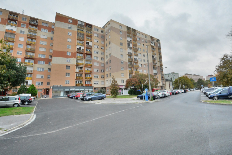 A József Attila utcában is elkészült az út- és parkolófelújítás