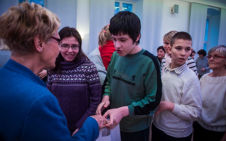 FEHÉRVÁR ANGYALAI - IDÉN IS SÉRÜLT GYERMEKEKNEK SEGÍTETTEK