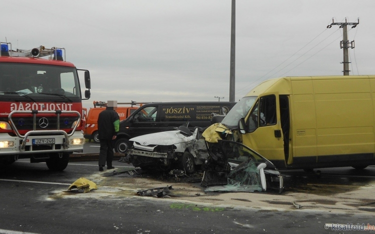 Kisbusszal ütközött egy autó Lébénynél, a sofőr meghalt