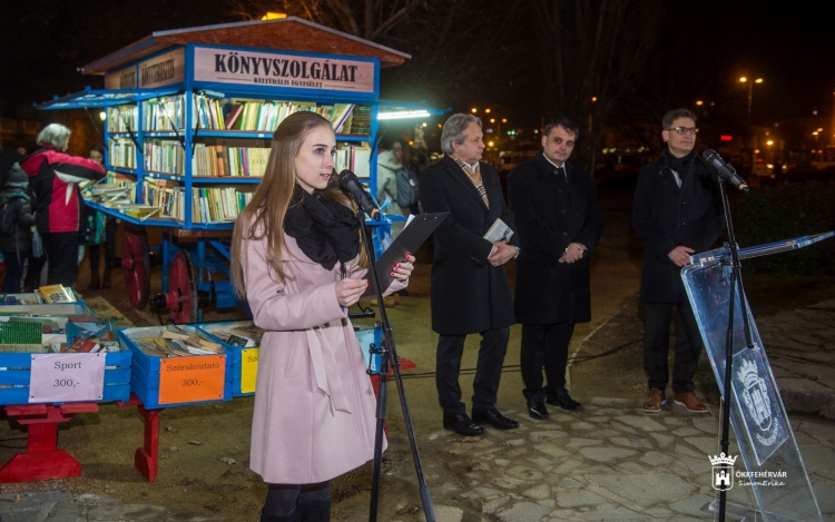 MINŐSÉGI KÖNYVEK OLCSÓN – MEGNYÍLT A KÖNYVES SZEKÉR A PALOTAI KAPU TÉREN