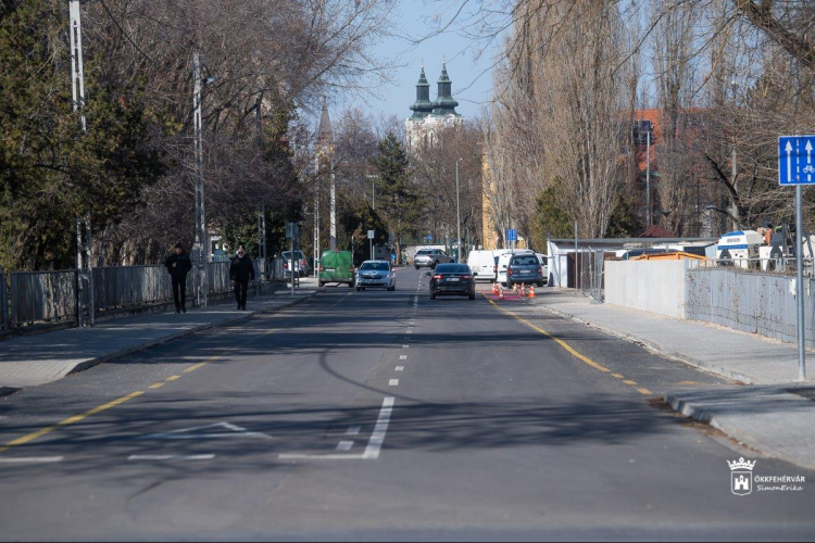 Elkészültek az új kerékpársávok és kerékpáros nyomvonalak is a Hosszúsétatéren