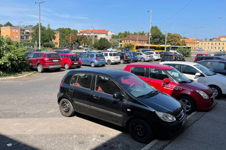 Teljesen megváltozik a vasútállomás előtti parkoló működése a jövő héttől