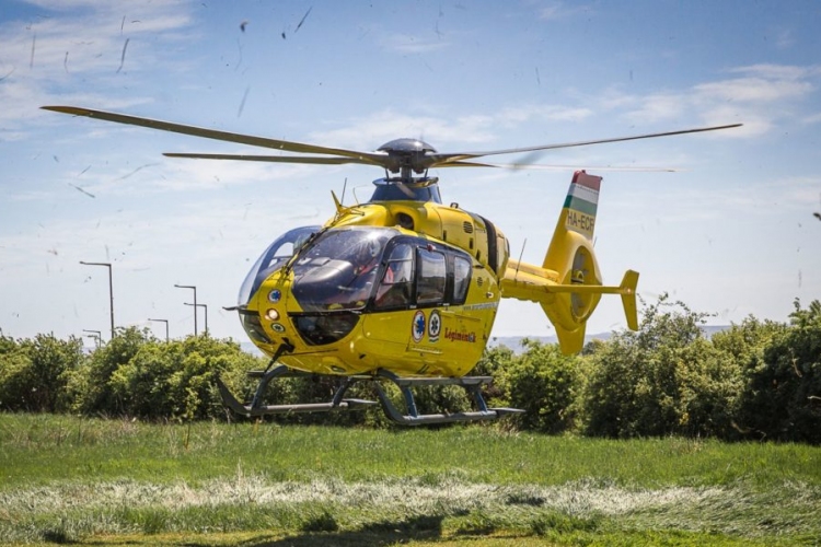 Lehajtott az úttestről egy teherautó a 8-ason Csórnál