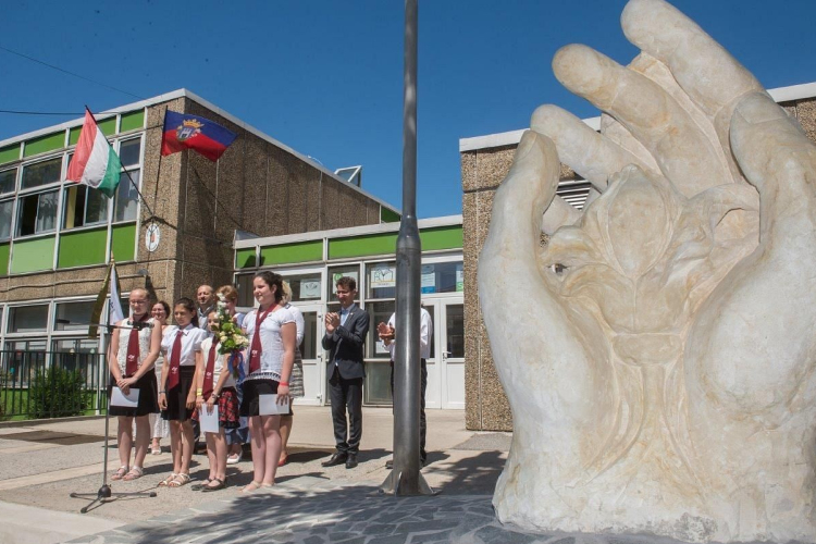 Szoboravatással zárult a jubileumi tanév a Hétvezérben