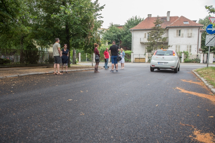 Folytatódik a burkolatfelújítás a Móricz Zsigmond utcában