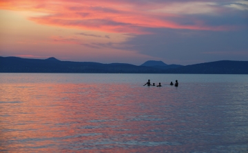 Razziát indít a Balatonnál a NAV