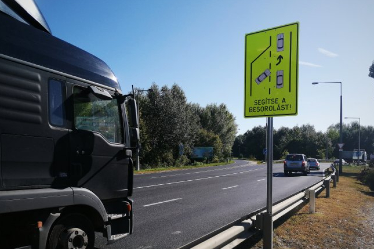 Új táblákat helyeztek ki az Új Csóri úti és az Auchan körforgalomhoz a torlódások csökkentéséért
