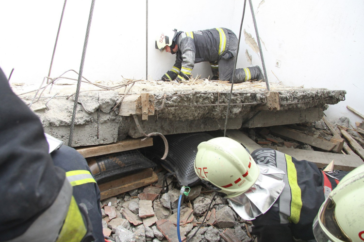 Túlélte a rémálmot - leszakadt betonfödém alá szorult egy munkás a  Donát utcában