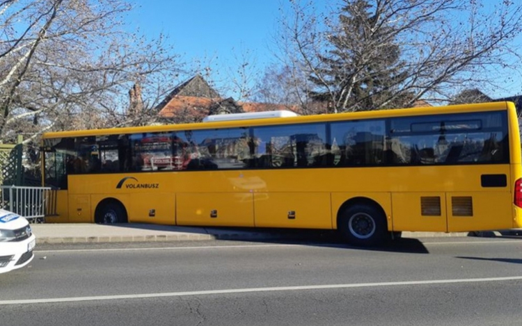 Autóbusz szakított át hídkorlátot Győrben