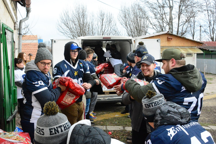 Ne petárdázz, vigyél tápot! - 1185kg kutyatápot gyűjtött az Enthroners a HEROSZ-nak
