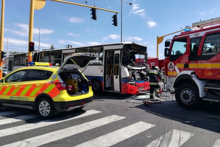 Kamion és busz ütközött Székesfehérváron