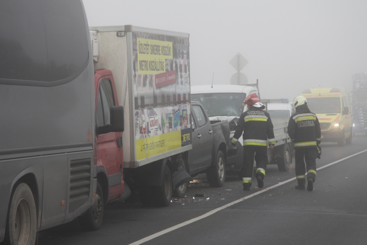 Ketten is megsérültek a 62-esen a reggeli balesetben