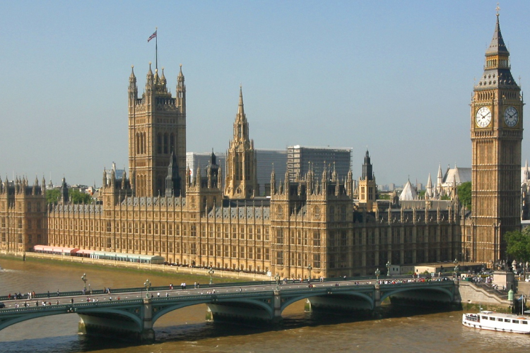 Újabb halálos áldozatokkal járó terrorcselekmény történt Londonban, lelőtték a támadókat