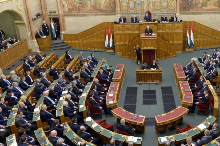 Felfüggesztették a börtönzsúfoltsági kártalanítások kifizetését