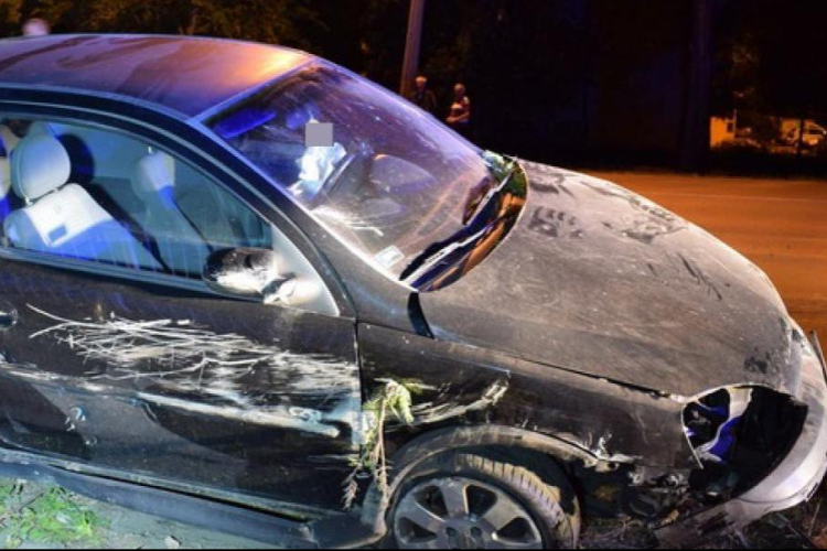 Betonoszlopnak ütközött egy autó a Budai úton