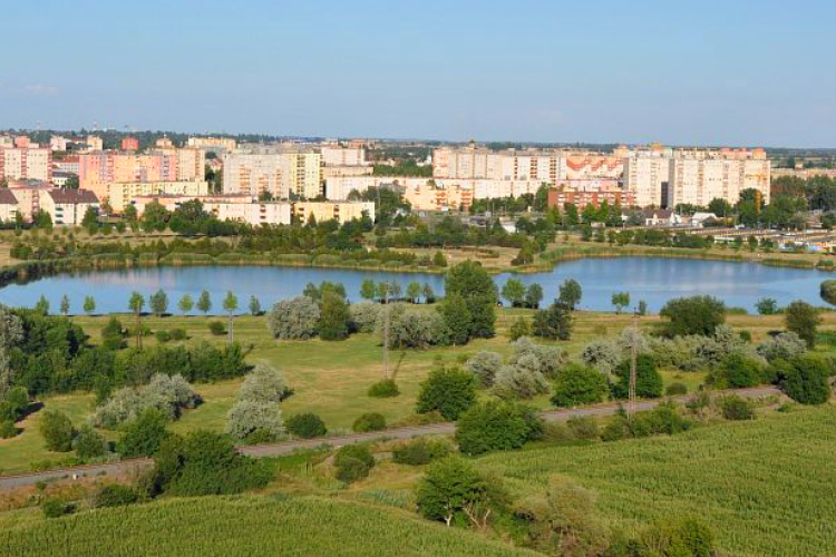 Megújult parkolókat adtak át