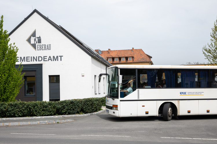 Iskolabusszal vonulnak ki Magyarországról