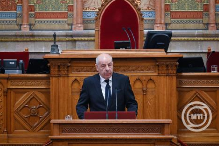 Sulyok Tamás aláírta az alaptörvény tizenhatodik módosítását