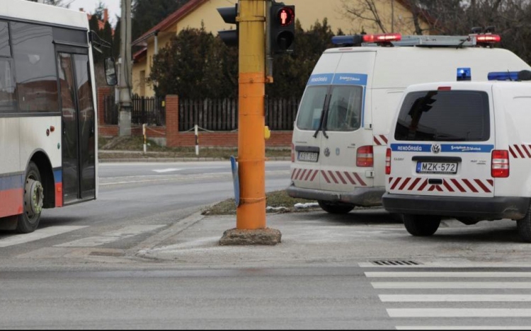 Két autó ütközött Fehérváron, a Seregélyesi út és a Mártírok útja kereszteződésében