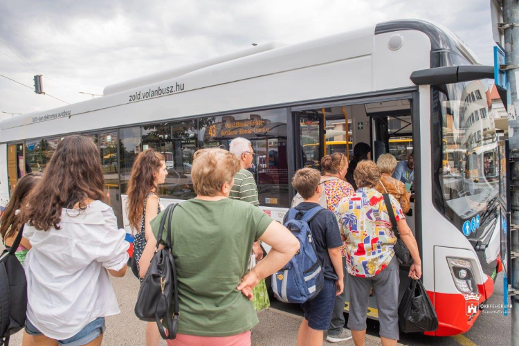 AUGUSZTUS 1-JÉTŐL BEVEZETIK AZ IDŐALAPÚ ELEKTRONIKUS JEGYEKET ÉS BÉRLETEKET A HELYI BUSZKÖZLEKEDÉSBEN