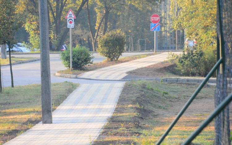 Elkészül az új járda a Rádió lakótelepen - novemberben telepítik a növényeket