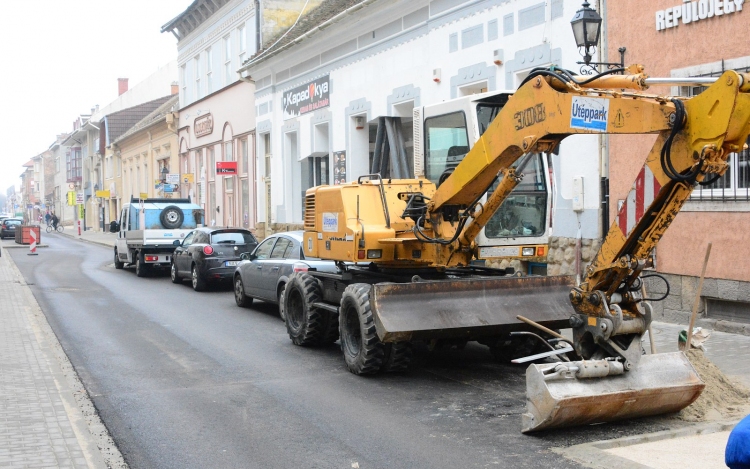 A KÖZMŰVEKKEL EGYÜTT ÚJULT MEG 270 MILLIÓ FORINTBÓL A TÁVÍRDA UTCA