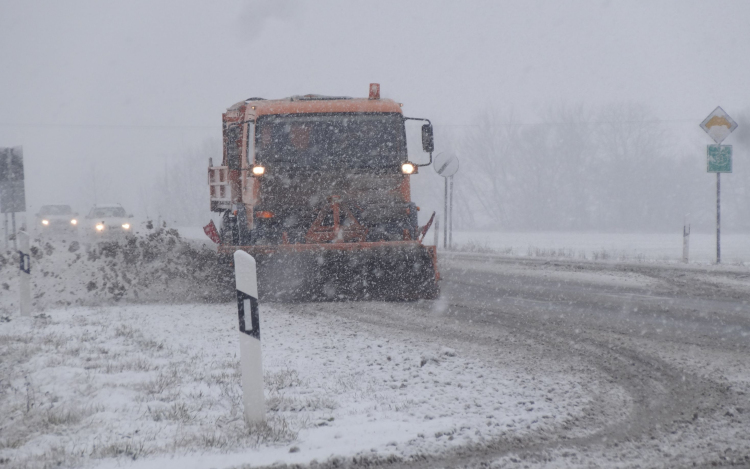 Operatív törzs: ahol riasztás van érvényben, ott aki teheti, ne induljon útnak