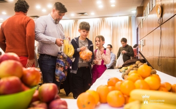 A Gyermekvédelmi Központot támogatta fellépésével a Zenede Bábszínház 