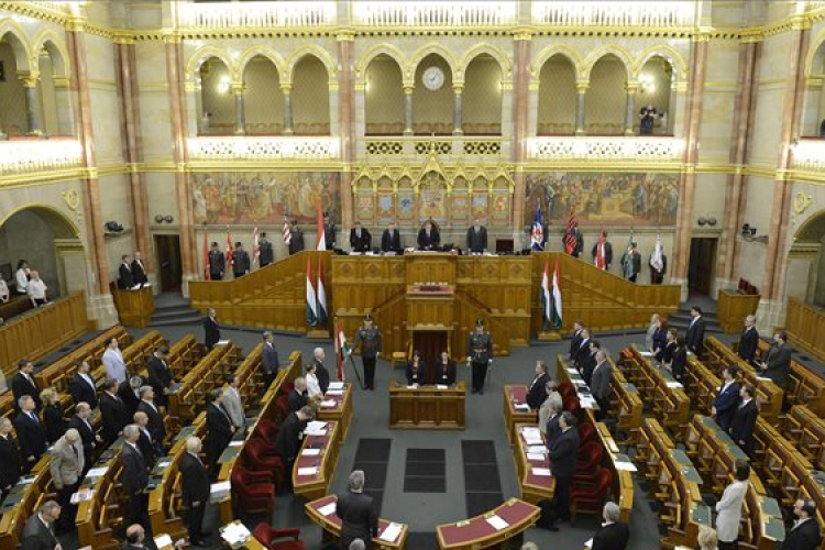 Az öt éve kihirdetett alaptörvényre emlékezik az Országgyűlés 