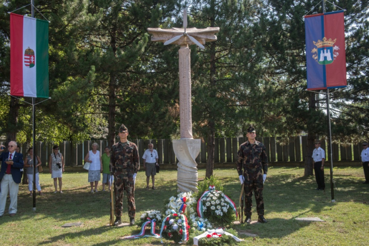 Az egykori székesfehérvári ejtőernyősökre emlékeztek a Vásárhelyi úton
