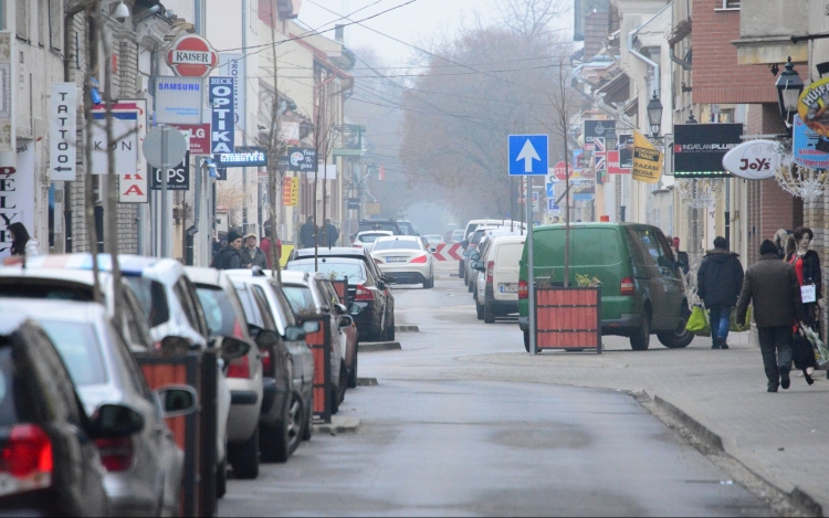 KEDVEZMÉNYEK, JÉGSZOBRÁSZAT ÉS UTCAZENE IS LESZ SZOMBATON A TÁVÍRDÁBAN