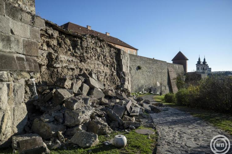 Falomlás miatt lezárták a várfalsétányt az egri várban