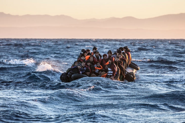 Olasz sajtó: a migránsokat mentő egyes szervezetek az embercsempészeknek kedveznek