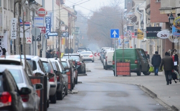 KEDVEZMÉNYEK, JÉGSZOBRÁSZAT ÉS UTCAZENE IS LESZ SZOMBATON A TÁVÍRDÁBAN