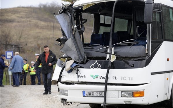 Kamion ütközött autóbusszal Úny és Dág között