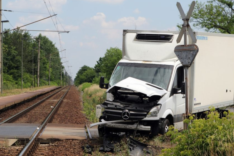 Személyvonattal ütközött egy kisteherautó Polgárdinál