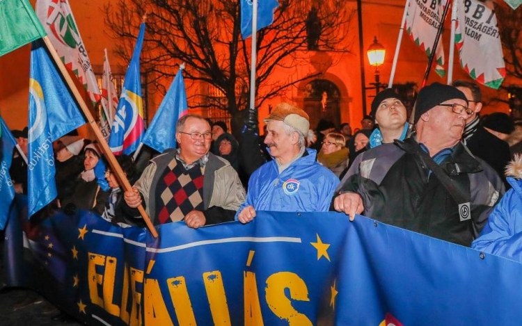 Ellenzéki demonstráció az Országalmánál